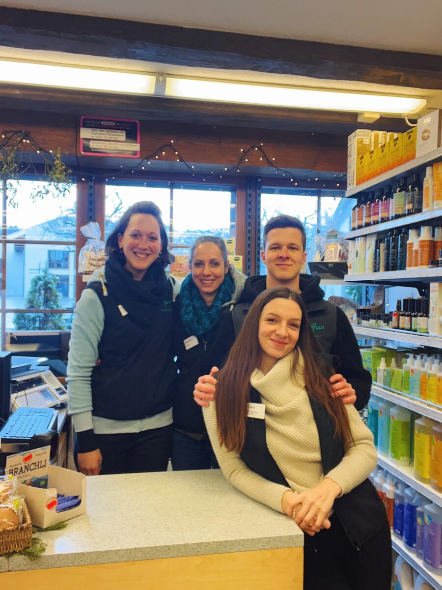 Das Biohuus Team zusammen bei der Kasse